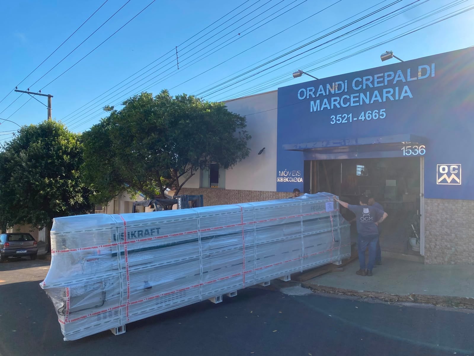 Entrega de uma estrutura embalada na porta de um cliente da A&G Transportes